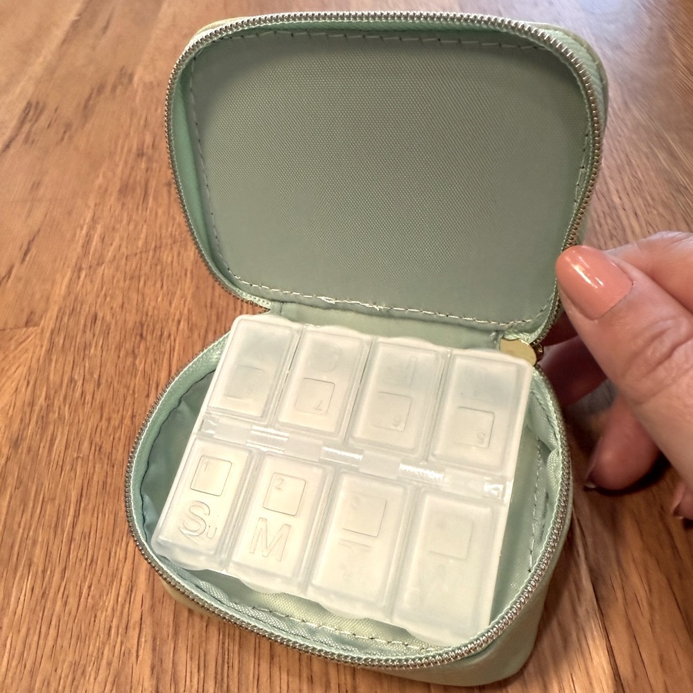 NWOT Kensie 8 Day Pill Case
